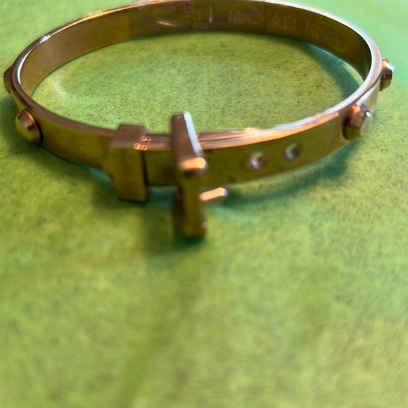 MICHAEL KORS ROSE GOLD ASTOR BANGLE - Picture 5 of 5